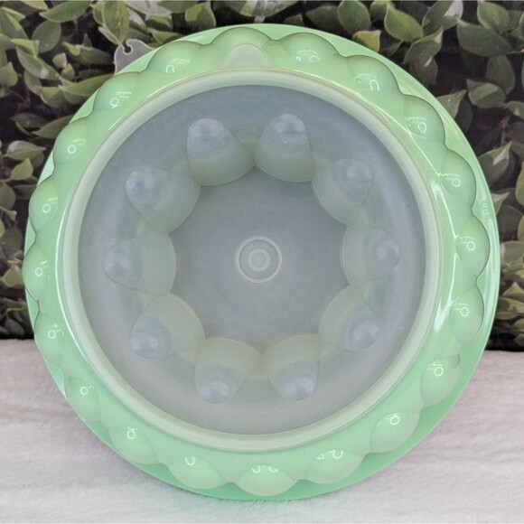 Vintage 1970s Tupperware Jello Mold in Jadeite Mint Green - Picture 2 of 12